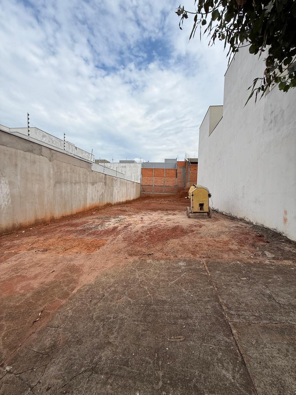 Terreno no Terra Azul visto de outro ângulo — vizinhança formada, rua residencial consolidada